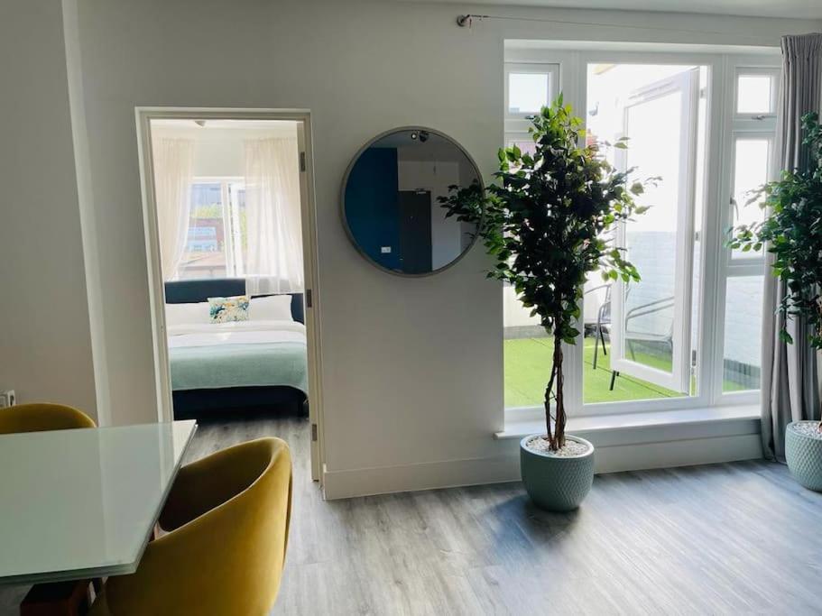 Apartamento Stunning Huge Openplan 2Bed Flat Woking Exterior foto